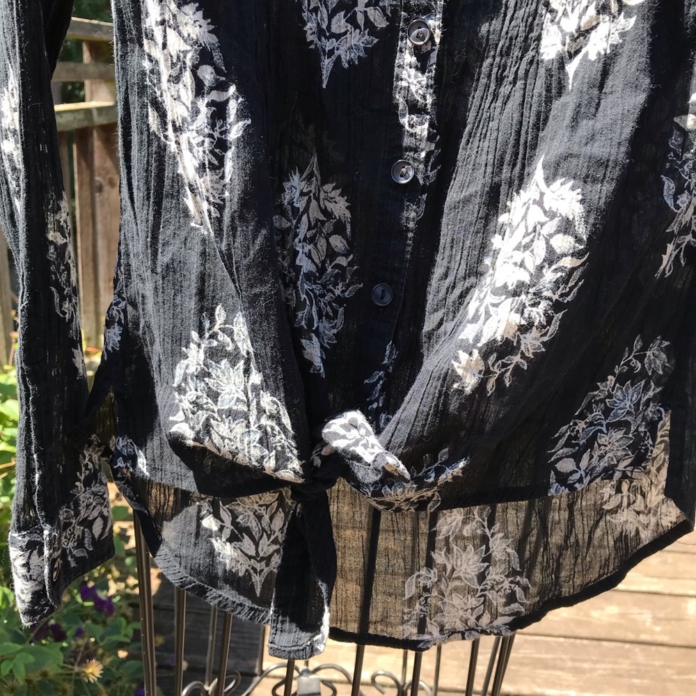 🌸 VGUC LUCKY Brand Top Sz XS Black Floral Long Sleeve Button Front Tie Cotton - Picture 3 of 8